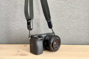 これで十分！？ピークデザインっぽいカメラストラップ（値段は1/4）【小型ミラーレスにおすすめ】