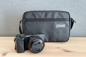 普段使いにぴったりなデザインとサイズ感！コールマンのカメラバッグ【レビュー】